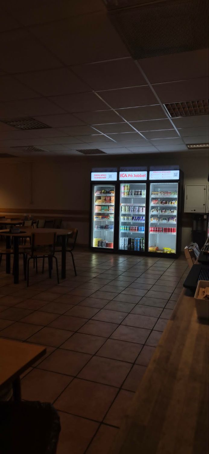 Varuskåpen lyser upp ett mörkt fikarum på natten